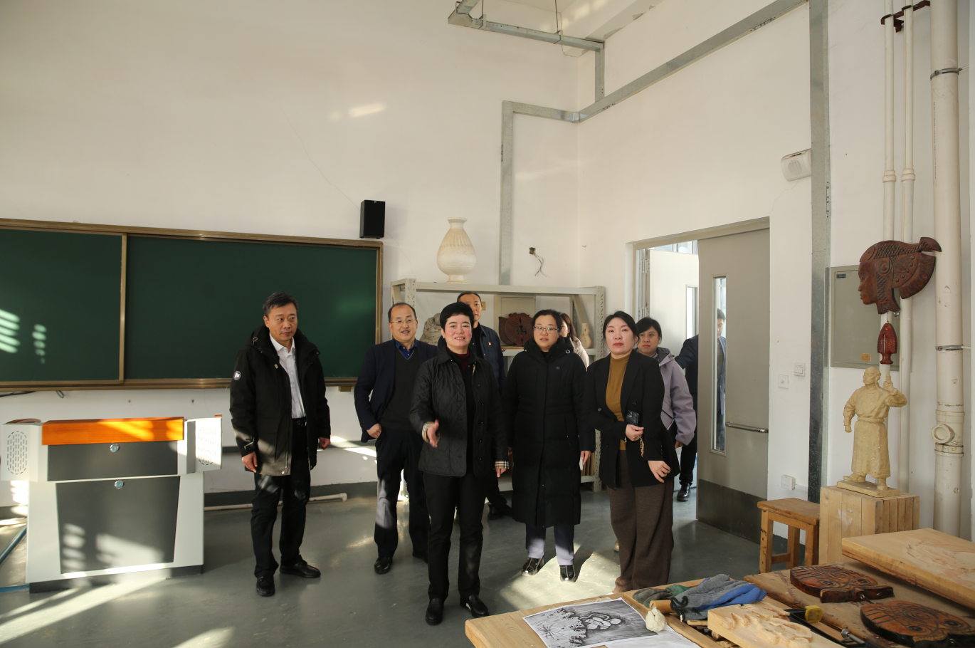 图为高梁一行考察林雕实训室